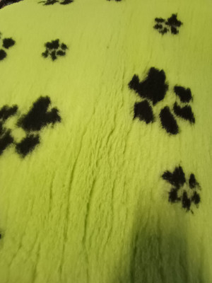 VETBED DELUXE Paklājs ar gumijotu pamatni no bieza materiāla - zaļgans ar melnām ķepām